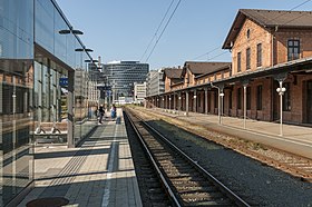 Mittelbahnsteig (links) und aufgelassener Hausbahnsteig (rechts)