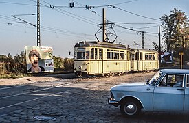 Zug in Richtung Cossebaude in Dresden-Kemnitz Pfaffengrund (3. Oktober 1990)