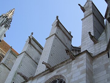 Culées des arcs-boutants de la face nord de la nef, et leurs gargouilles. Les chéneaux d'évacuation des eaux contournent les culées.