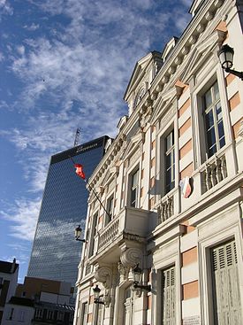 A prefeitura e uma das Torres Mercuriales.