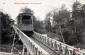 Cabine du funiculaire. Chacune des cabines pouvait transporter 52 ou 59 personnes, selon les sources.