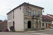 La fontaine-lavoir.