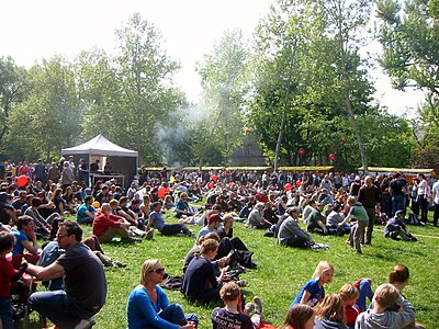 C'est dans l'arrondissement de Friedrichshain-Kreuzberg qu'il y a la plus haute densité, la plus haute natalité et la plus basse mortalité de Berlin (ici sur la Mariannenplatz pendant Myfest 2014).