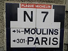 Plaque Michelin de la route nationale 7 indiquant la distance vers Moulins et Paris