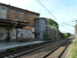 Untere Bahnsteige mit Empfangsgebäude, Lastenaufzug zum oberen Bahnsteig und Widerlager der Überführung der oberen Strecke.