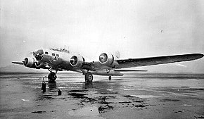 暖気運転中のXC-108-BO 41-2593号機(B-17E-BO、1943年撮影)