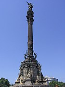 Vue d'ensemble de la colonne Christophe Colomb érigée sur le port de la ville de Barcelone en 1888