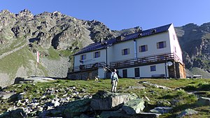 SO-Seite der Hütte im Morgenlicht mit Hinterem Schöneck und Schöneckschneid