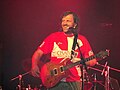 Emir Kusturica jouant avec son groupe.