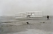 أول محاولة ناجحة للطيران للطائرة رايت فلاير التي تم انشائها بواسطة الأخوان رايت عام1903