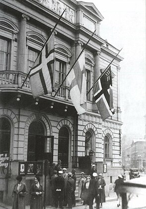 Приспущенные флаги Ингерманландии, Финляндии и Восточной Карелии в знак протеста против депортаций ингерманландцев. Хельсинки. 1934 год