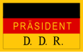 علم الرئيس (1949–1950) (النسخة الأصلية للعلم مصنوعة من القصدير، مقاس 18 × 25,5 سم واُعتمدت في 18 نوفمبر 1949.)
