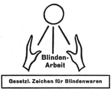 Gesetzliches Zeichen für Blindenwaren: Umrisse von zwei nach oben offenen Händen mit einem Kreis darüber und Strichen zwischen Händen und Kreis (ähnlich einer Kugel auf einem Dreibeinstativ), der wohl die Ware symbolisiert, und Text „Blinden-Arbeit“