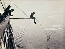 Un homme pêchant depuis un navire.