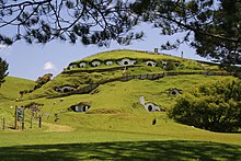 Vue d'une colline verdoyante parsemée de trous