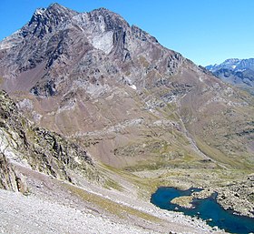 Face ouest du Vignemale depuis l'ibón de los Batans : pique Longue, en retrait, à l'extrémité gauche, Clot de la Hount au centre gauche, pic de Cerbillona au milieu.