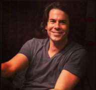 Jerry Trainor interprète Spencer Shay.