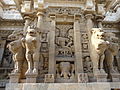 Mur sud de la chapelle centrale, face Sud. Dakshinamurti, Shiva maître de la science védique, sous le figuier des banians qui pousse sur le mont Kailash[N 1]