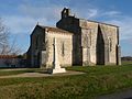 Vue latérale et le monument aux morts.