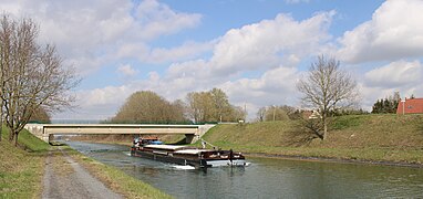 Entrée du village et le Canal du Nord (France).