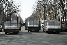 France : véhicules de CRS équipés pour former un barrage - 2006