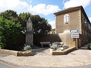 La statue de la Vierge.