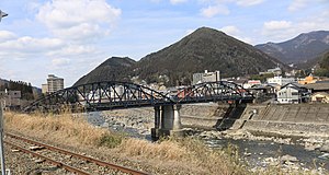 西側の木曽川右岸下流から望む六見橋、左手前に高山本線（2017年3月25日）