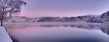 Visão panorâmica do lago Bled em Bled, Eslovênia. (definição 1 280 × 505)