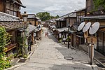 道路の両側にある側溝の例（日本・京都市の二寧坂）