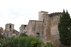 L'église Saint-Pierre en arrière-plan.