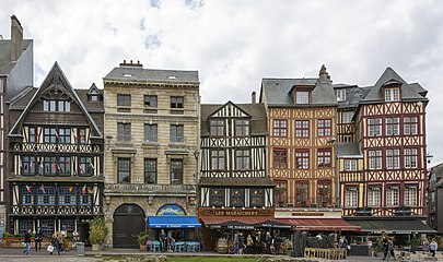 Vue d'immeubles situés sur la place.