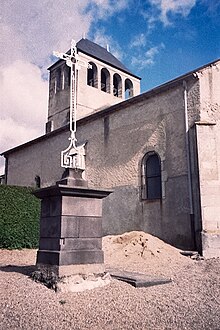 Saint-Martin vue de face avec une des nombreuses croix présentes sur la commune