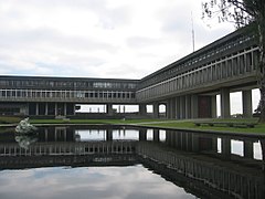 Academic Quadrangle pond en la Simon Fraser University. Burnaby, BC, Canadá