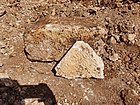 שתי אבנים שנמצאו בחפירות ארכיאולוגיות בהר חוצבים, האבן המלבנית הגדולה מקורה במחצבה מימי בית שני, האבן המשולשת הקטנה מקורה במחצבה שפעלה במקום בשנות השישים