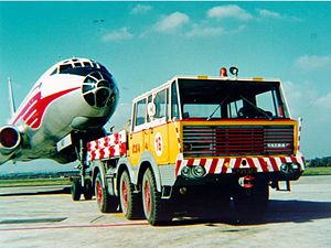 Tatra 813 буксирует Ту-104.