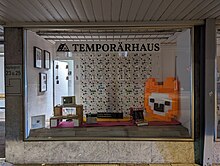 Ein Schaufenster neben dem Eingang des temporärhaus