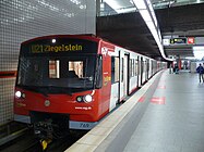 Fahrzeug der Baureihe DT3 der U-Bahn Nürnberg mit ausgefahrenen Schiebetritten