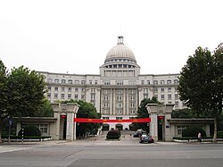 雨花台区政府大楼，位于雨花南路，雨花台南侧，建筑外观类似美国国会大厦