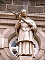 Statue en façade (démantelée)