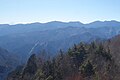 両神山から富士山（左奥）と甲武信ヶ岳・三宝山（右）