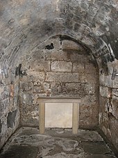 photo d'un caveau aux murs de pierre sous une voûte circulaire