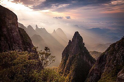 Les formations rocheuses dans le parc national de la serra dos Órgãos ; le pic Dedo de Deus (pt) est visible à l'arrière-plan à gauche.