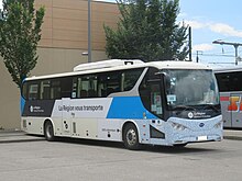 Photographie en couleurs d’un autocar électrique en essai sur le réseau interurbain de la région Auvergne-Rhône-Alpes.