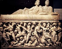 Sarcophage aux scènes dionysiaques et son couvercle avec le portrait d'un couple