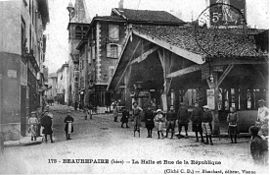 The covered market and the rue de la République, in 1908