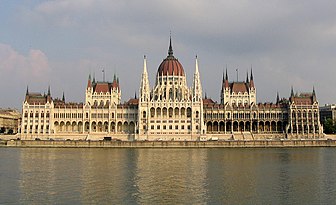 Le parlement hongrois à Budapest, le long du Danube. (définition réelle 2 048 × 1 536*)