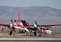 OV-10 Bronco "Ataque Aéreo 460" da CAL FIRE no aeródromo Fox Field durante o mês de outubro de 2007 nos incêndios florestais na Califórnia