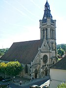 L'église, depuis le château. On aperçoit la première baie gothique du bas-côté nord.