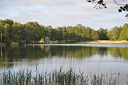 Glänninge sjö med hopptornet i bakgrunden.