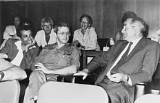 נשיא המדינה חיים הרצוג מקבל הסרטת בכורה של הסרט שתי אצבעות מצידון עם סגל דובר צה"ל, 1986.